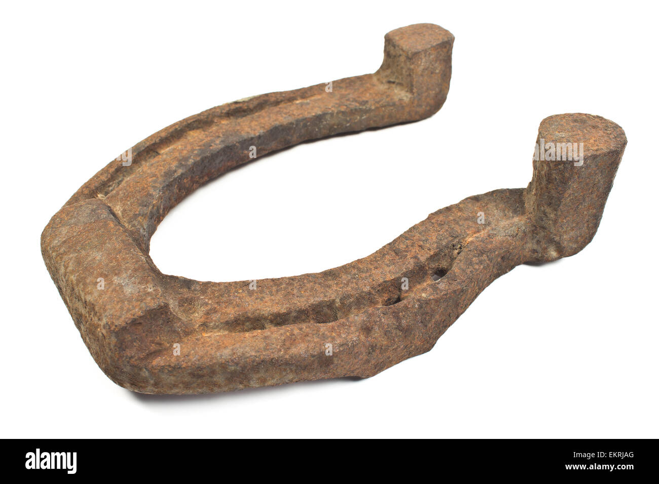 Old rusty horseshoe aislado en blanco Foto de stock
