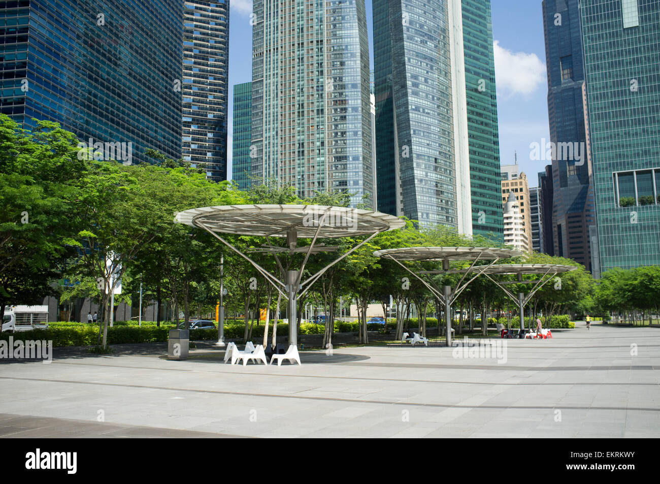 Singapur. El 14 de abril de 2015. La gente refrescarse del calor y la  humedad en Singapur bajo un gran ventilador alimentado con energía solar  Fotografía de stock - Alamy