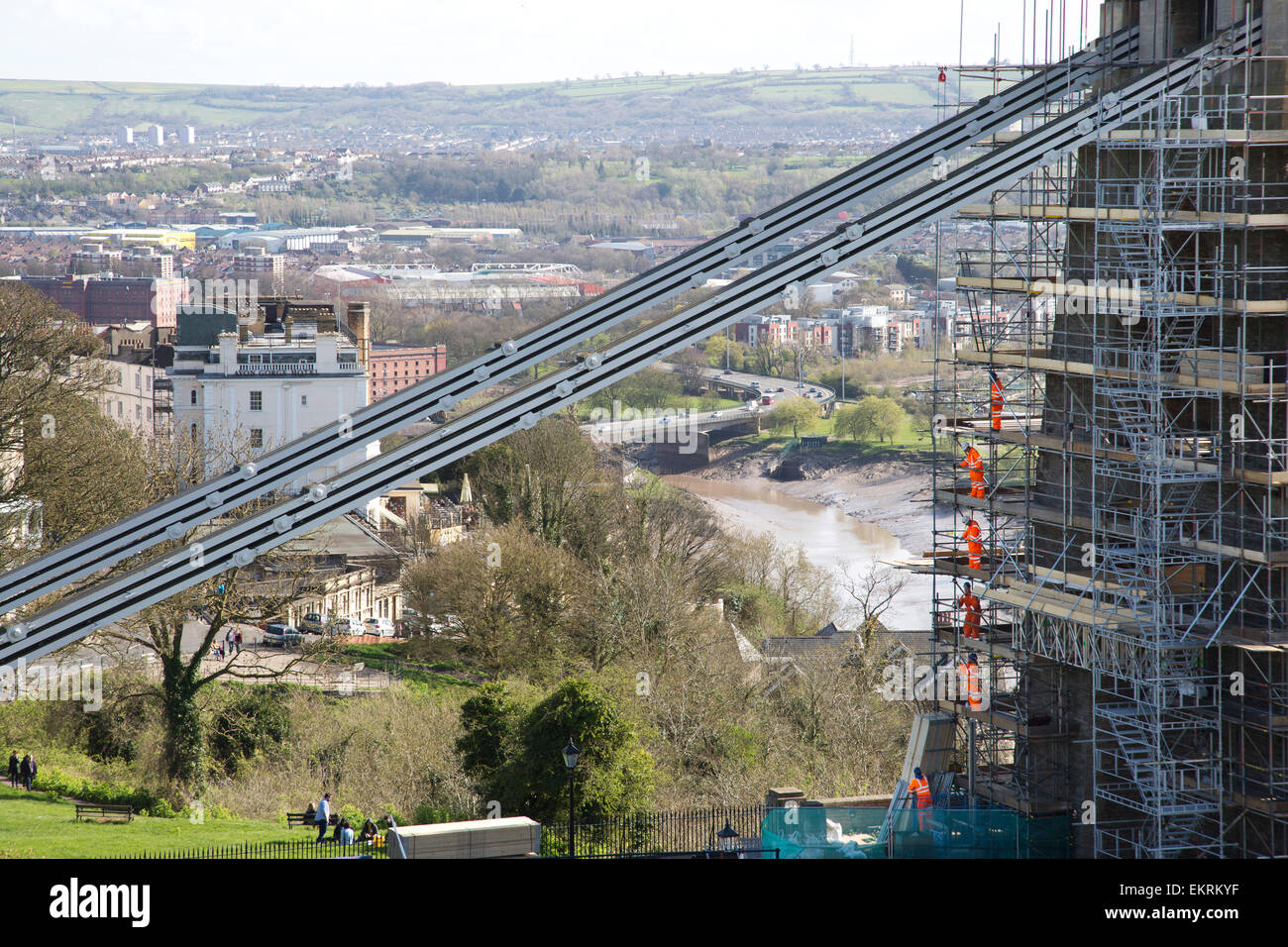 Clifton Suspension Bridge Bristol. Para el andamio obreros vistiendo overoles naranja de alta visibilidad de pie en diferentes niveles. Foto de stock