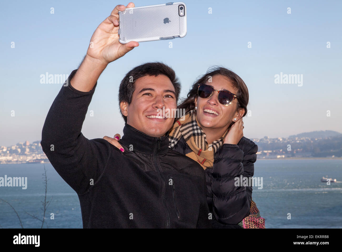 Pareja de turistas tomando un selfie en vista point por el Puente Golden Gate, Sausalito, California, EE.UU. Foto de stock