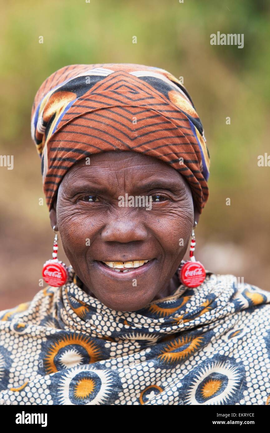 Mujer vistiendo un traje tradicional de África y Coca-Cola Aretes; Manica,  Mozambique, África Fotografía de stock - Alamy