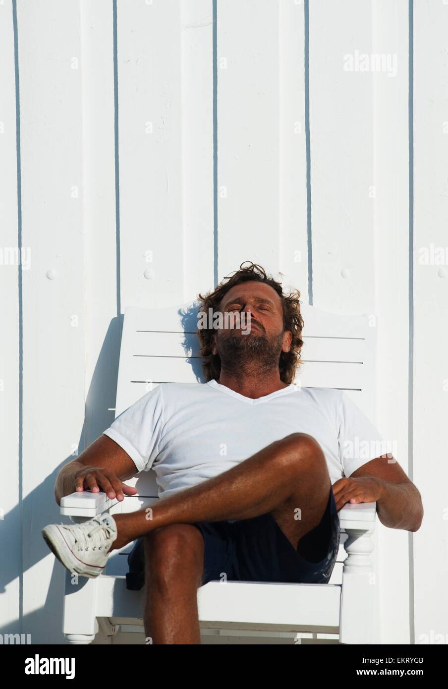 Un hombre relajándose en una tumbona en el Explora Bar; Tarifa, Cádiz, Andalucía, España Foto de stock