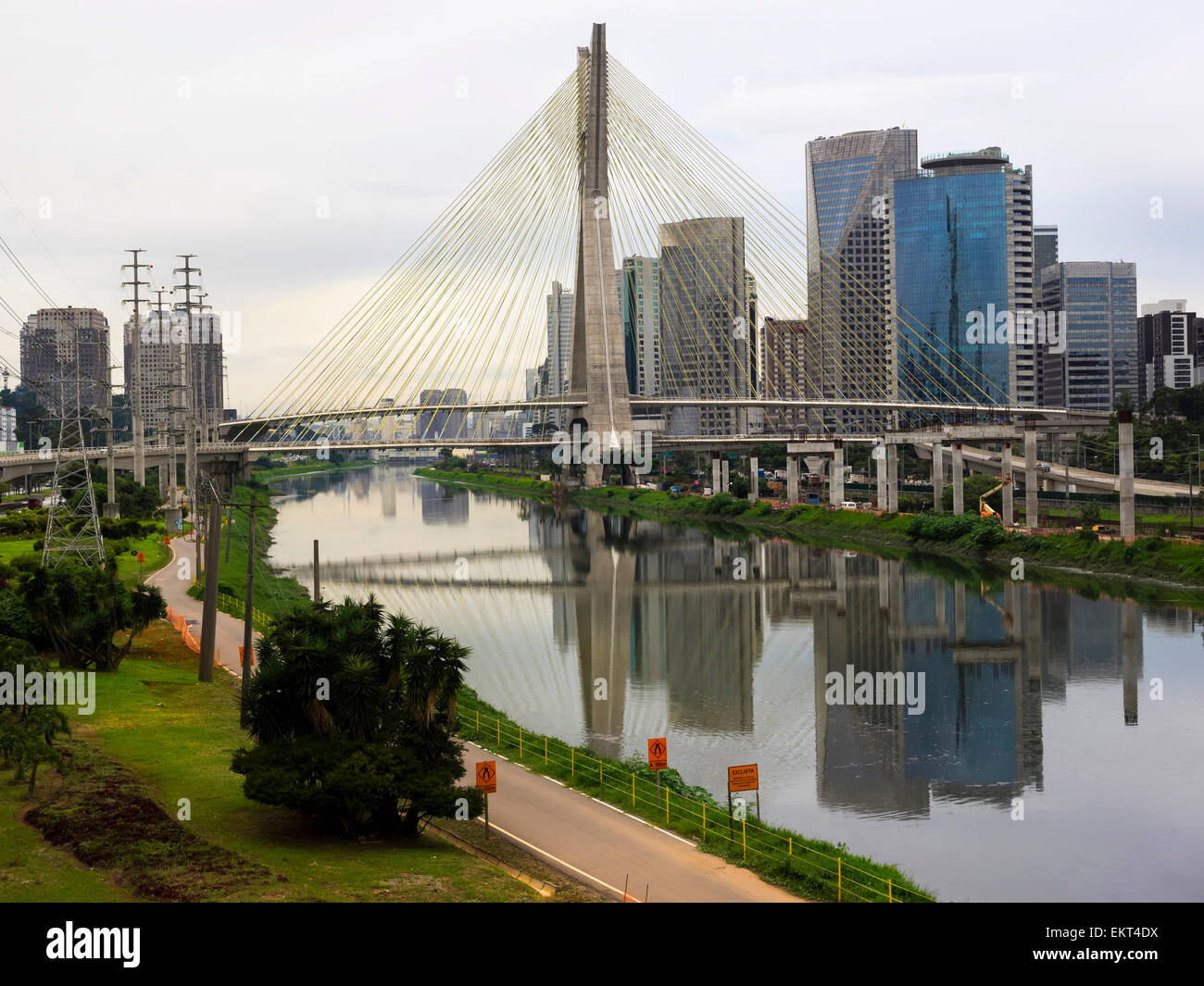 El Octavio Frias de Oliveira nos alojamos cable puente colgante, aka Ponte Estaiada, en Sao Paulo, Brasil. Foto de stock