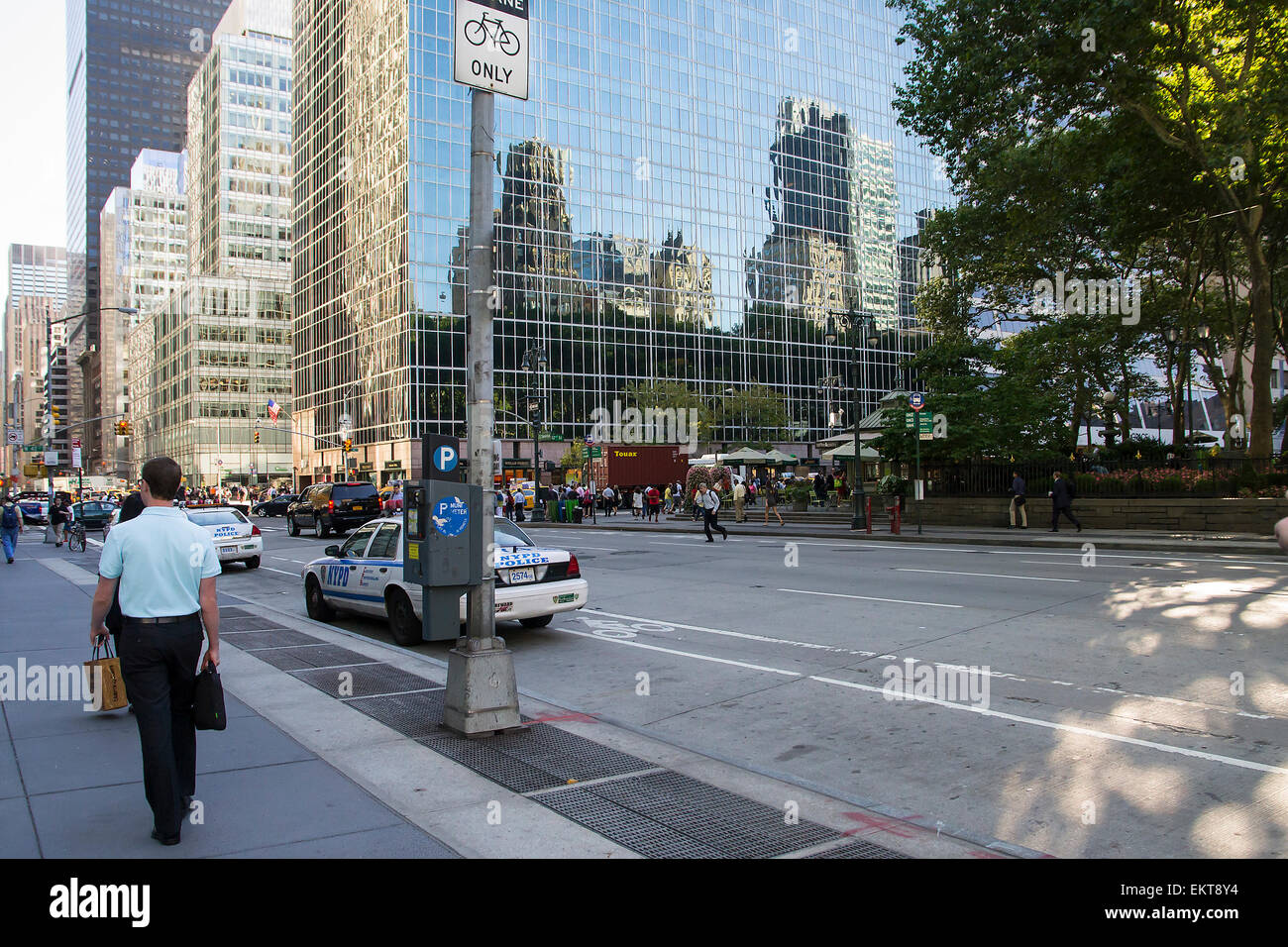 La Ciudad de Nueva York, USA - Agosto 5,2013:cada día la gente y turistas moviéndose entre los rascacielos de Nueva York con el metro, el impuesto Foto de stock