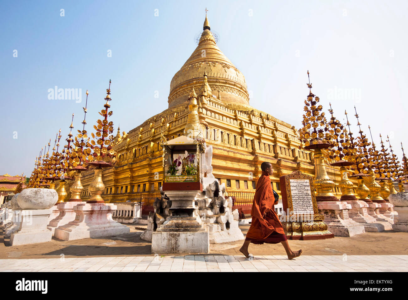 Monje budista en Shwezigon Paya, Bagan, Myanmar (Birmania). Foto de stock