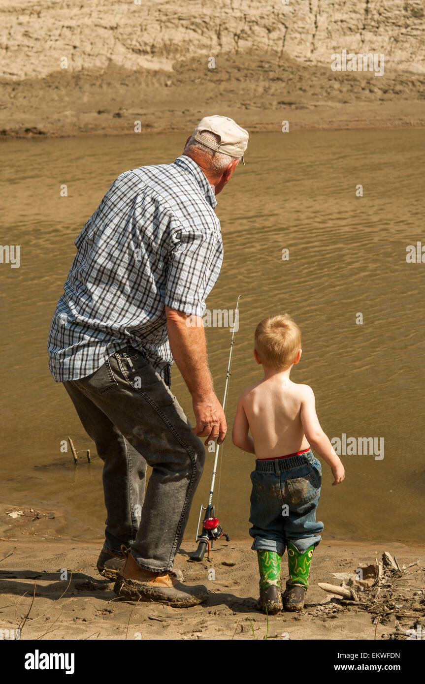 Abuelo y nieto ve la caña de pescar para morder Foto de stock