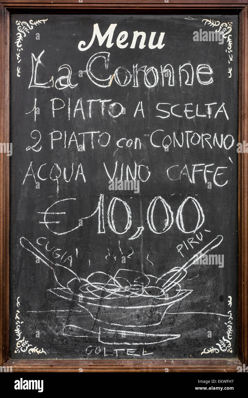 Blackboard utiliza como menú, en un restaurante italiano Fotografía de