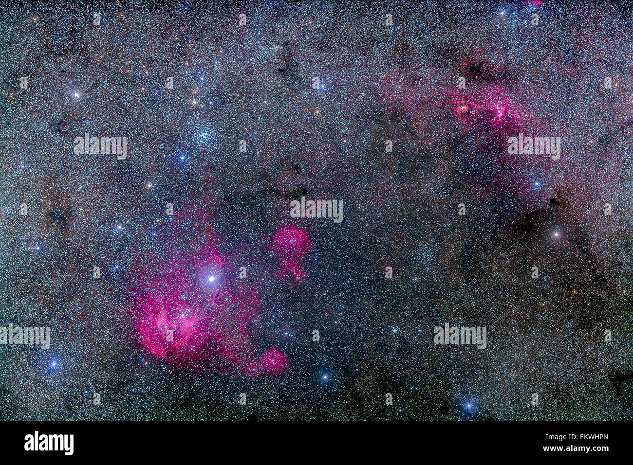 La lambda Centauri complejo, también conocido como el pollo, la Nebulosa IC 2948, (a la izquierda) y encima de la Perla Cluster (NGC 37 Foto de stock