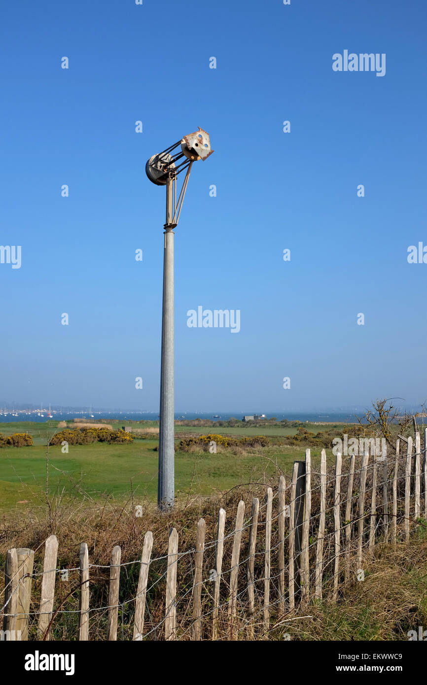 Restos de un aerogenerador dañados por vientos costeros y el tiempo contra un cielo azul Foto de stock
