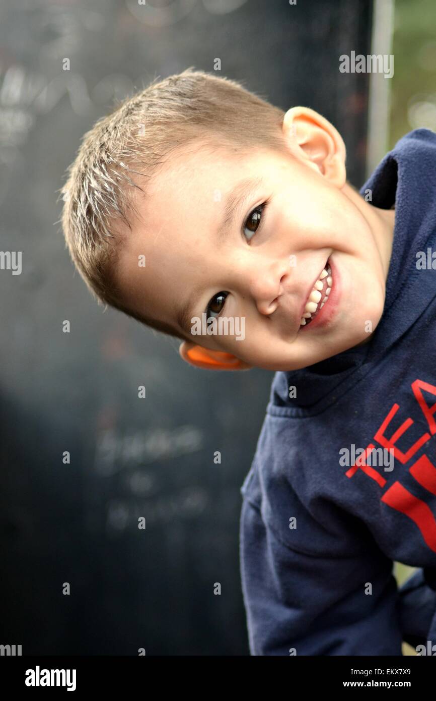 Niño de ojos marrones fotografías e imágenes de alta resolución - Alamy