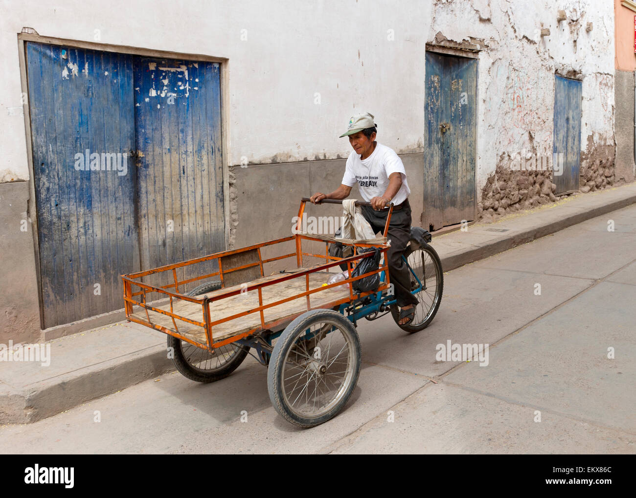 Triciclo adulto fotografías e imágenes de alta resolución - Alamy