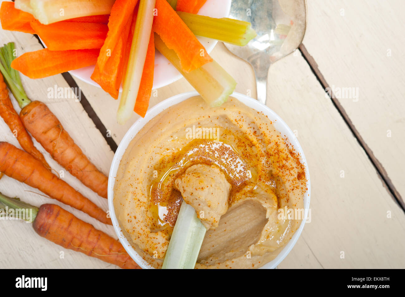Hummus fresco chapuzón con zanahoria y apio crudo Oriente árabe eastent comida sana Foto de stock