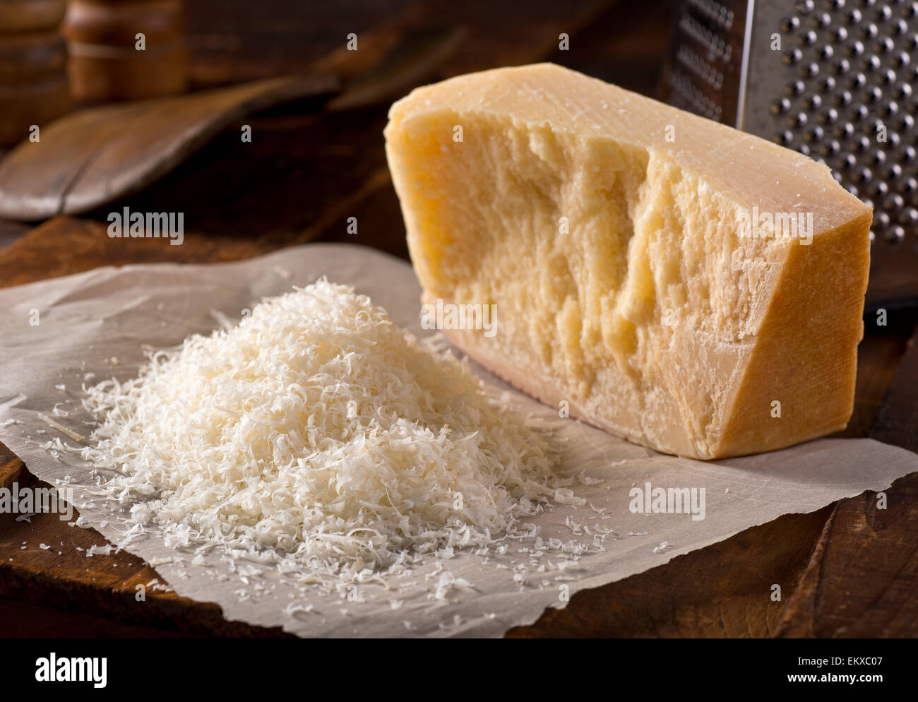 Recién parmigiano reggiano rallado queso parmesano. Foto de stock