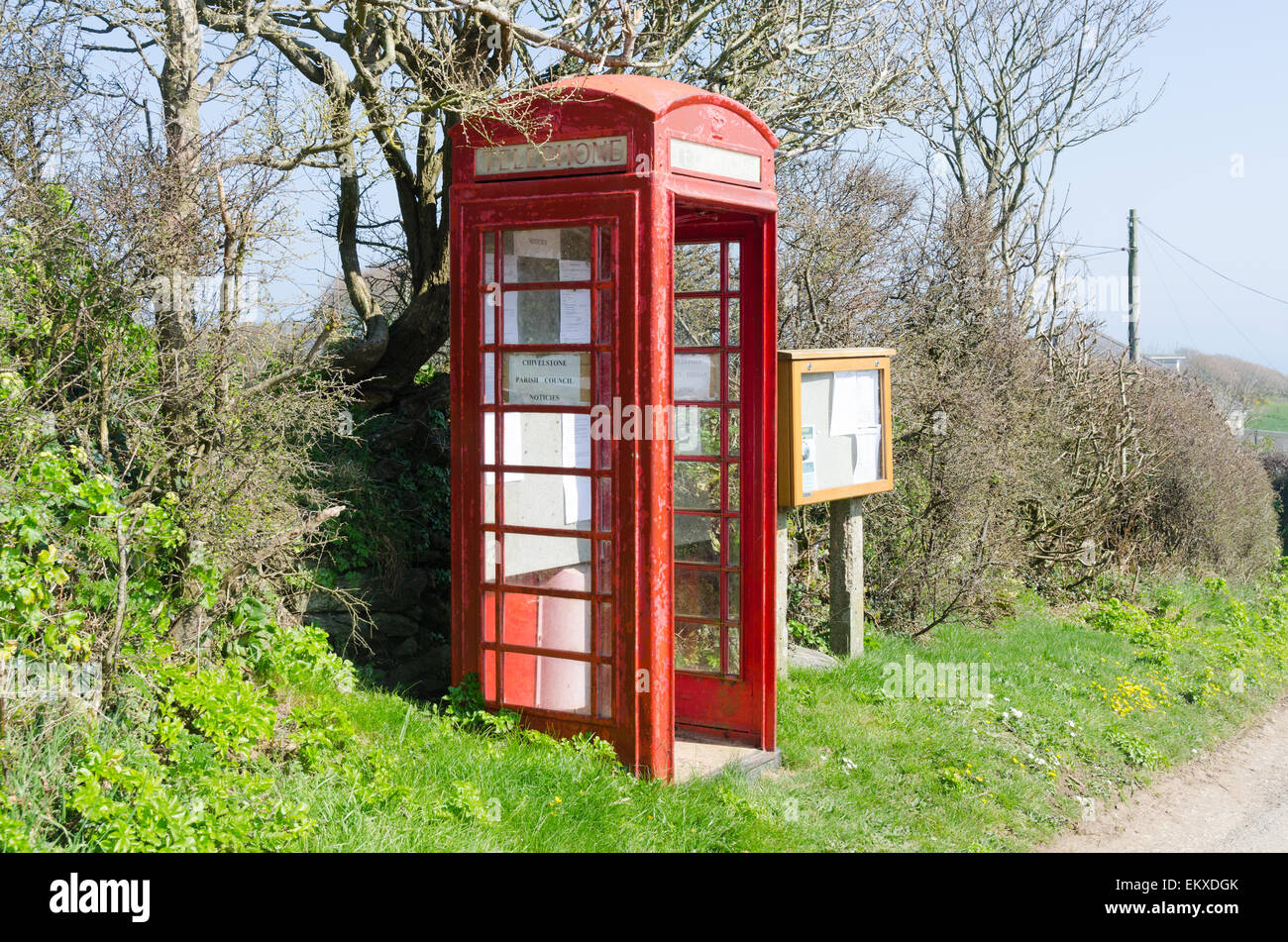 Antiguo teléfono caja utilizada para el consejo parroquial de avisos en la aldea de Devon Prawle oriental Foto de stock