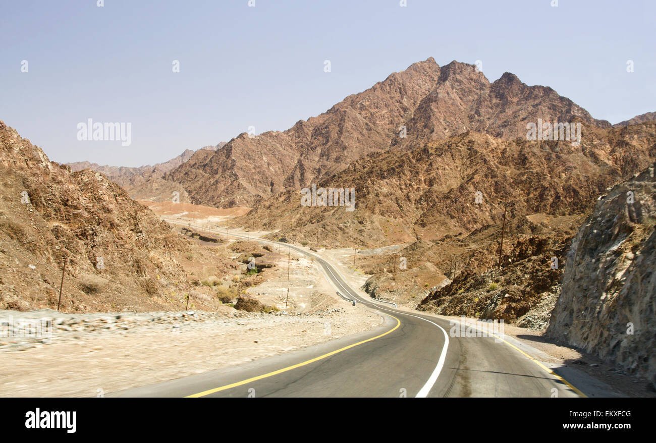 Camino en el desierto de Rub Al Khali, EAU Foto de stock