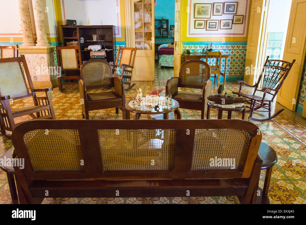 Cuba Trinidad típico cubano viejo hogar muebles antiguos y paredes de  azulejos ornamentados tonos lámpara mecedoras tabla sofá sofá Fotografía de  stock - Alamy