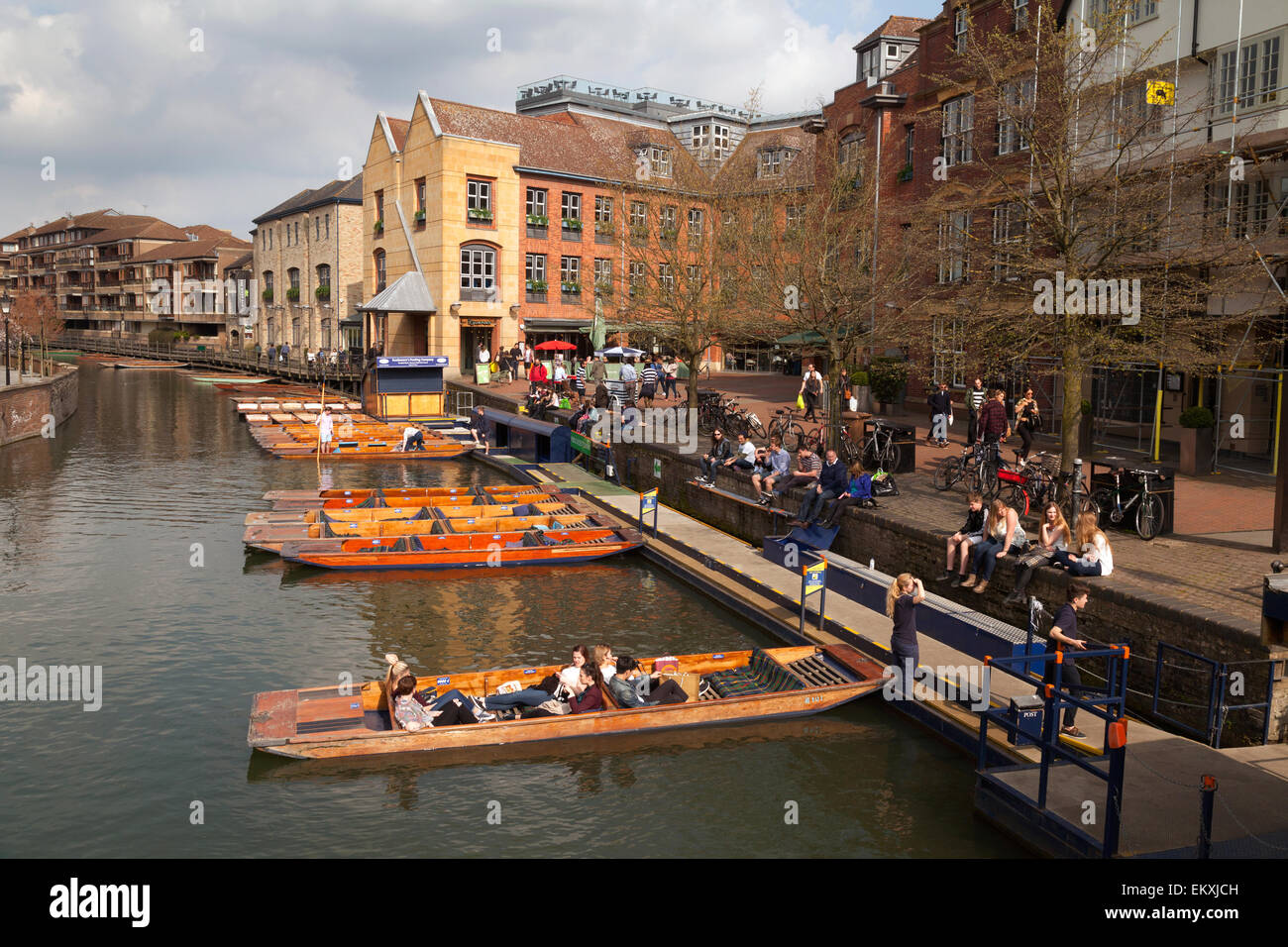 Punts y personas en Magdalena Puente sobre el río Cam en Cambridge, Reino Unido Foto de stock