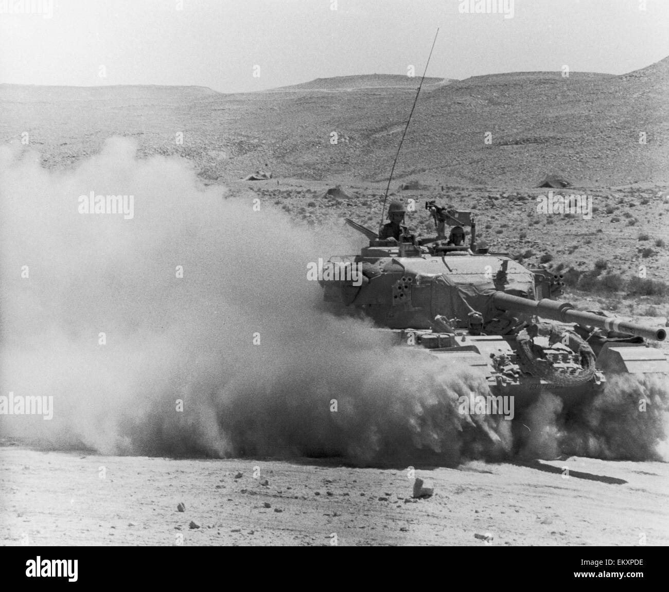 Tank in desert fotografías e imágenes de alta resolución Alamy
