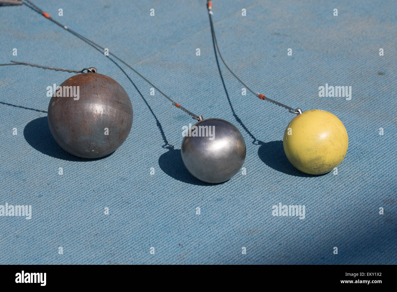 El lanzamiento de martillo bola pesa 16 libras (7.257kg) pista y campo  Fotografía de stock - Alamy