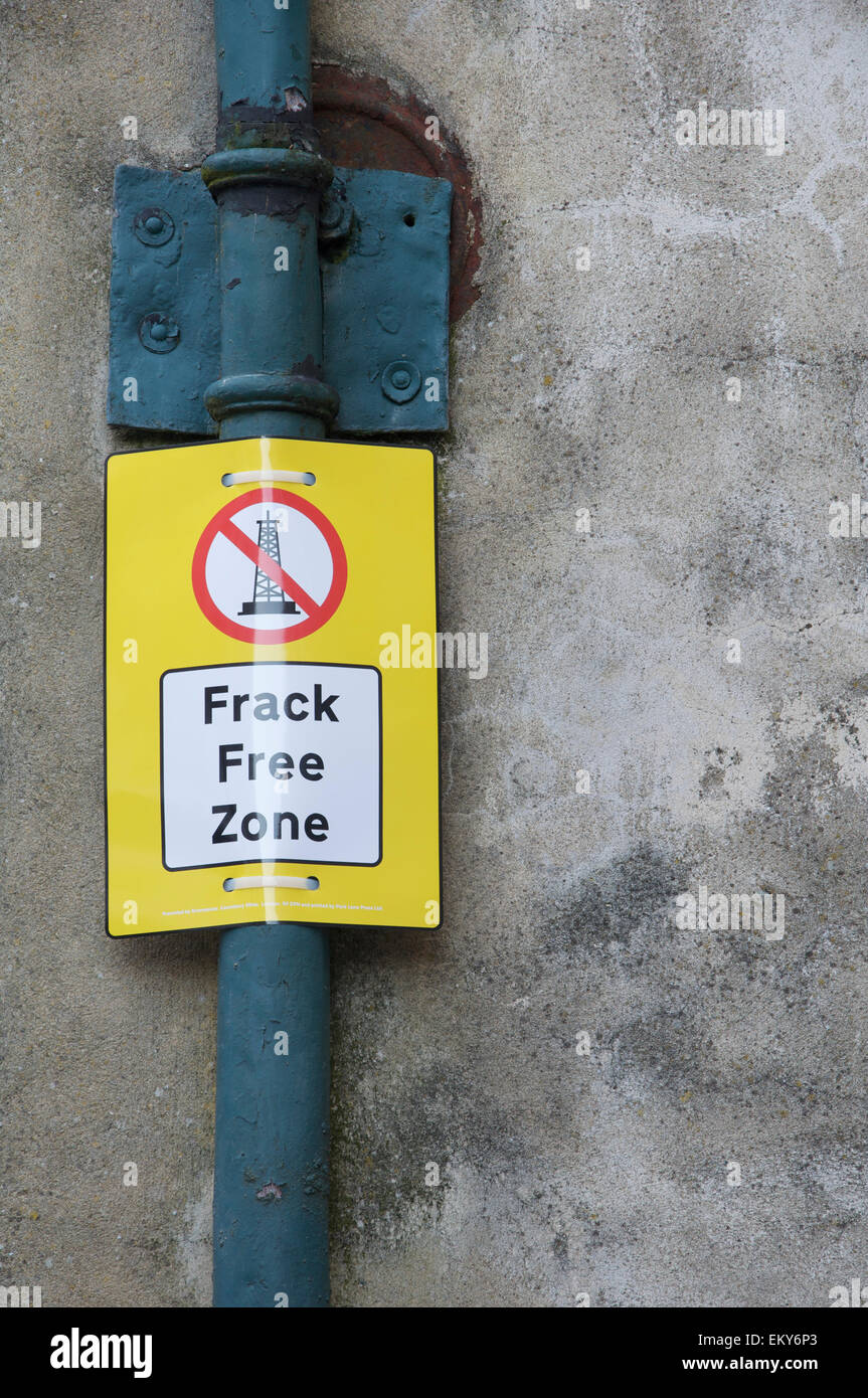 La protesta medioambiental lema. Zona libre "Frack". Greenpeace un afiche de la campaña anti-fracking conectado a un desagüe. Dorchester, Dorset, Inglaterra, Reino Unido. Foto de stock