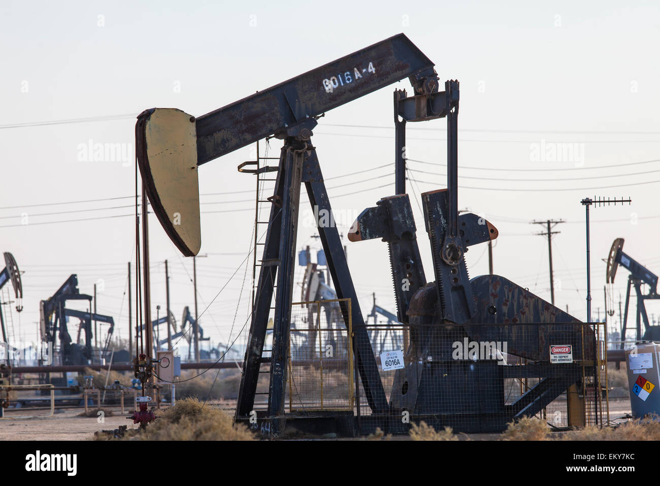Pumpjacks en el campo petrolero de Lost Hills fracking hidráulico y sitio. Kern County, San Joaquin Valley, California, EE.UU. Foto de stock
