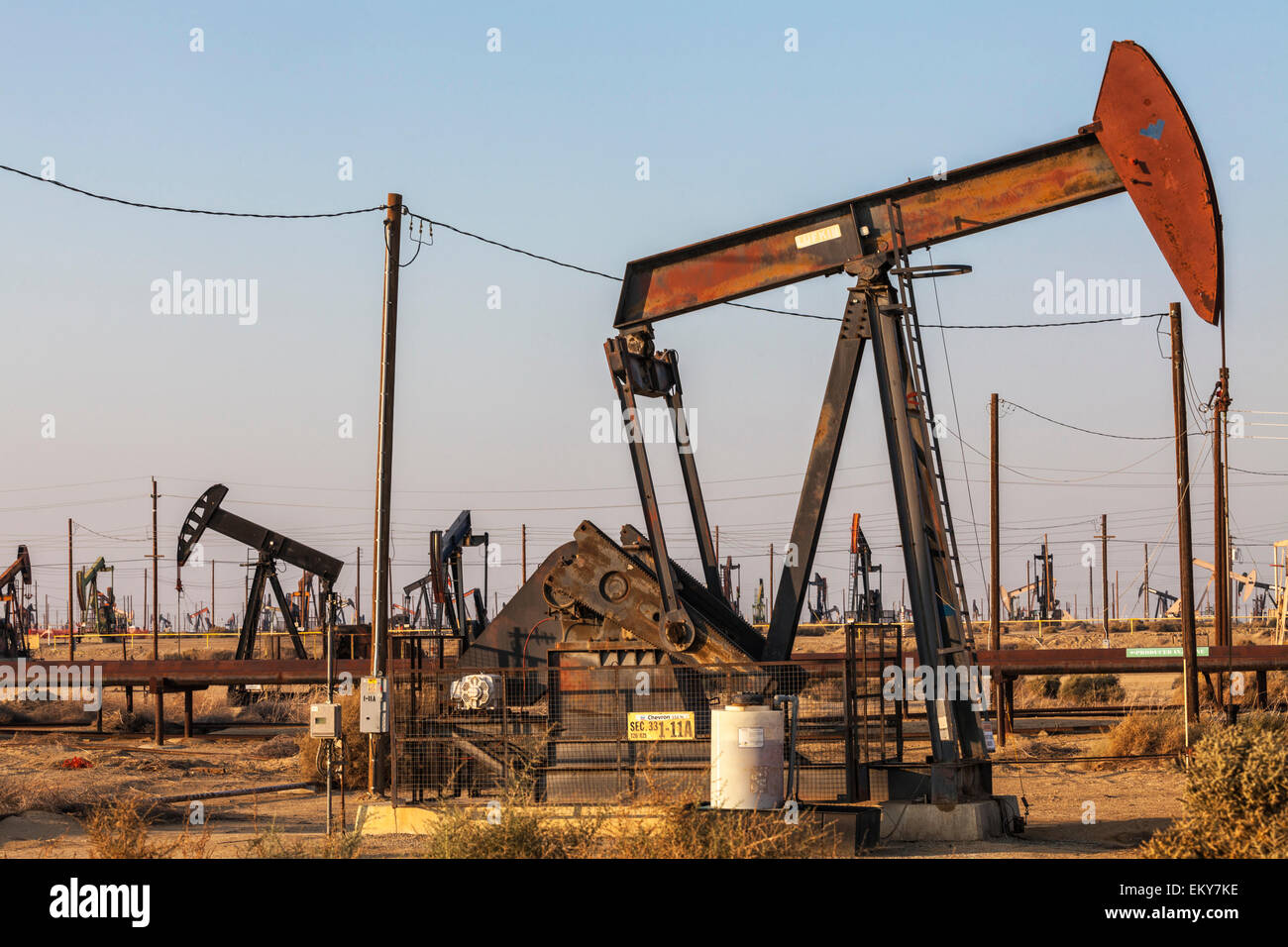 Pumpjacks en el campo petrolero de Lost Hills fracking hidráulico y sitio. Kern County, San Joaquin Valley, California, EE.UU. Foto de stock