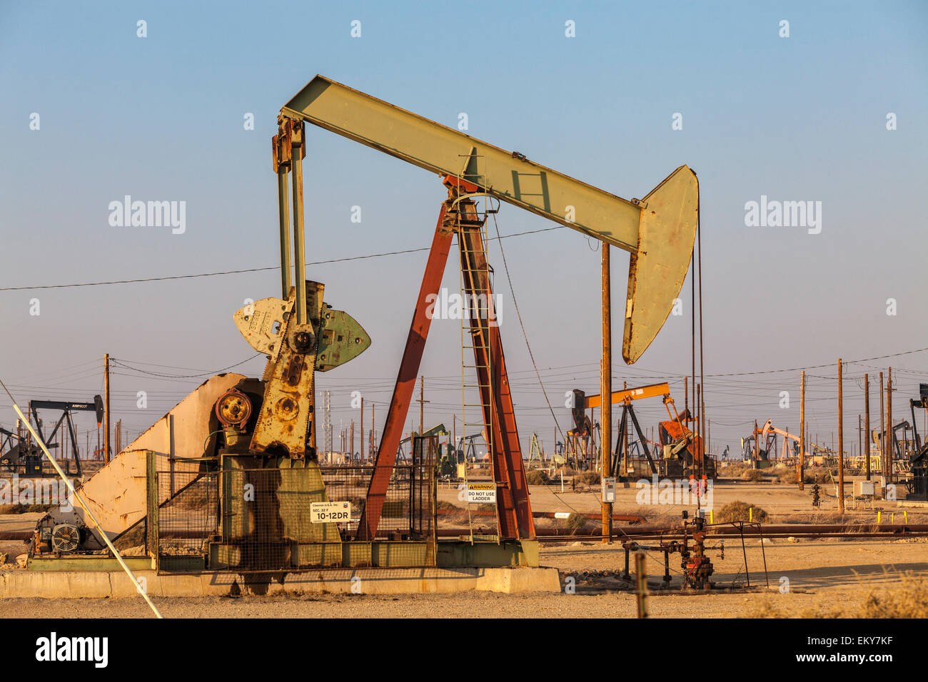 Pumpjacks en el campo petrolero de Lost Hills fracking hidráulico y sitio. Kern County, San Joaquin Valley, California, EE.UU. Foto de stock