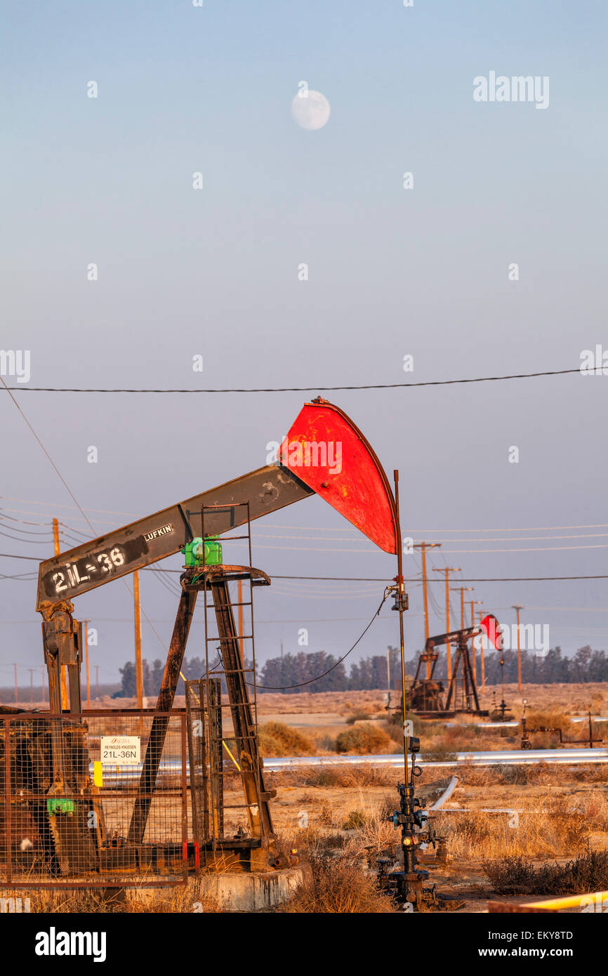 Pumpjacks en el campo petrolero Belridge fracking hidráulico y de sitio, que es la cuarta mayor campo petrolífero en California. Condado de Kern Foto de stock