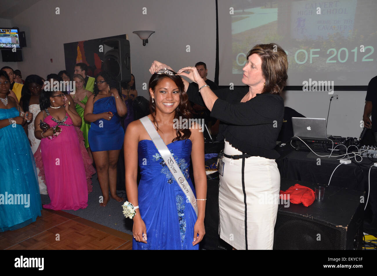 Joven está coronado high school prom queen en Maryland, EE.UU. Foto de stock