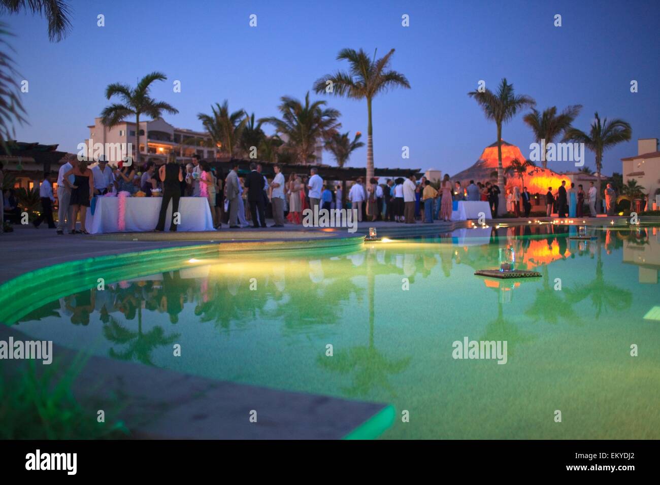 San José del Cabo, Baja California, México; Los invitados a la boda  celebrando alrededor de la piscina en el Club de la playa Fotografía de  stock - Alamy