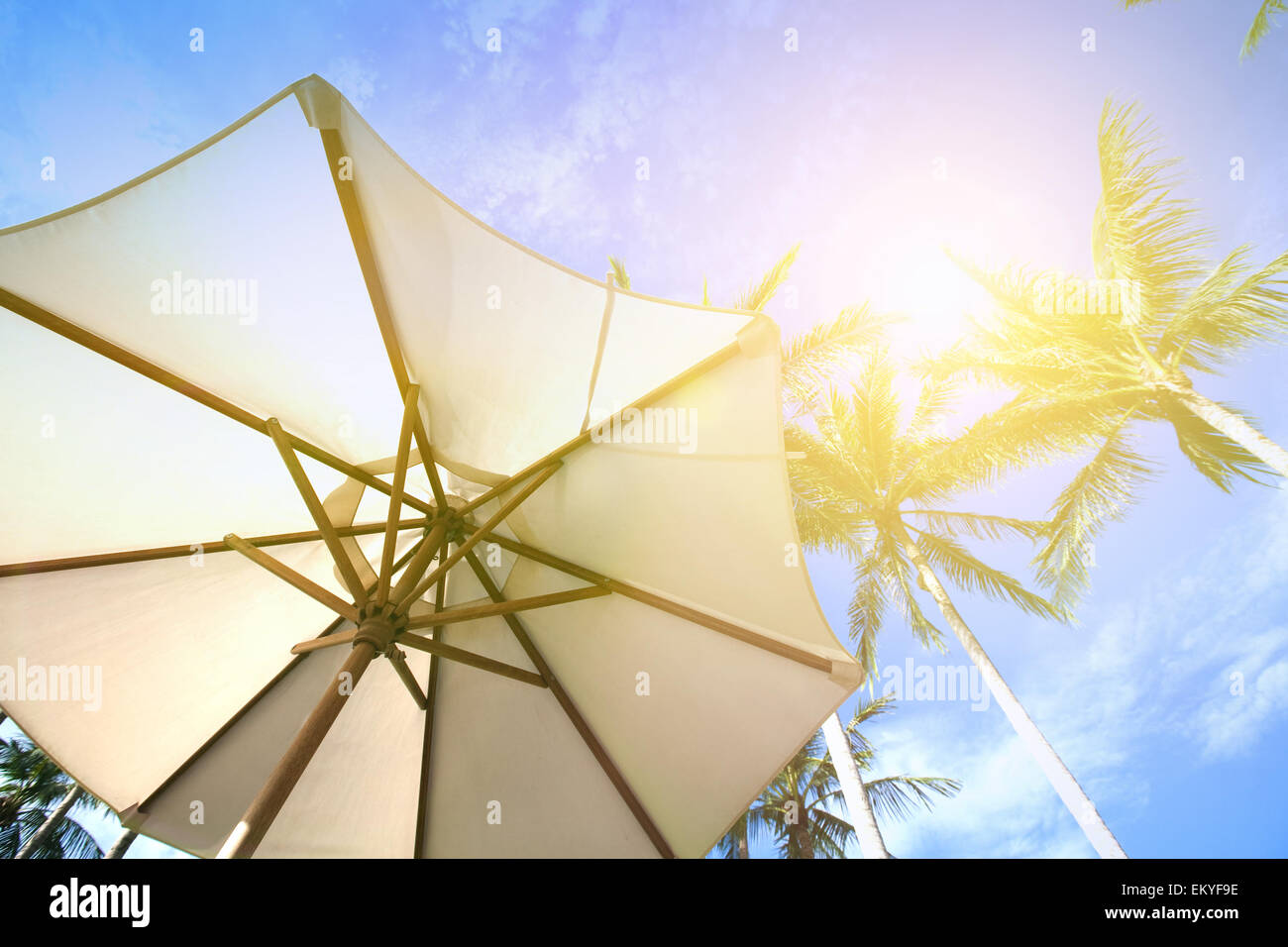 Sombrilla de vacaciones de verano fotografías e imágenes de alta resolución  - Alamy