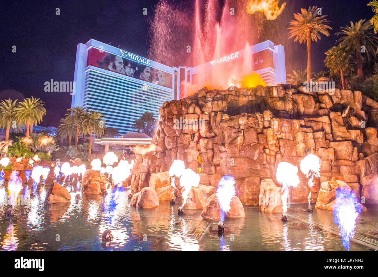 El Hotel Mirage y el volcán artificial en Las Vegas Fotografía de stock -  Alamy