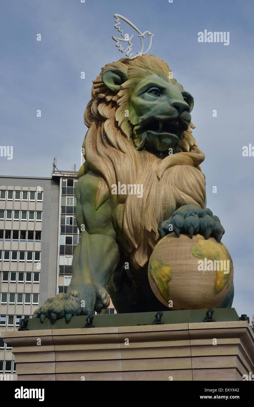 Falla la figura, lion hechas de papel maché, fallas, Valencia, España  Fotografía de stock - Alamy