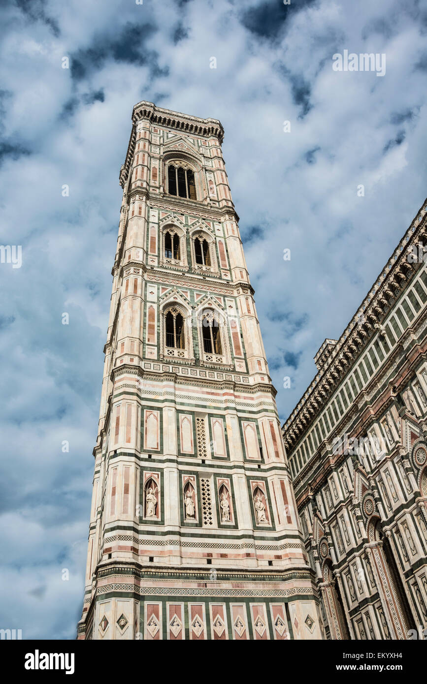 El Campanile y la catedral, el Duomo de Santa Maria del Fiore, Sitio del Patrimonio Mundial de la UNESCO, Florencia, Toscana, Italia Foto de stock