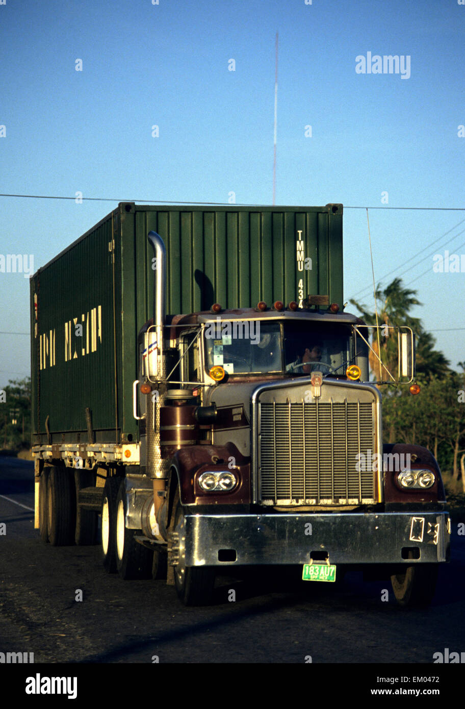 Camión en la autopista Panamericana en México Foto de stock