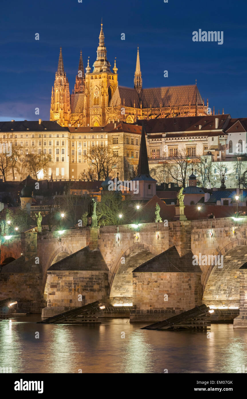 La Catedral de San Vito y el Puente Charles, río Vltava Praga, República Checa Foto de stock