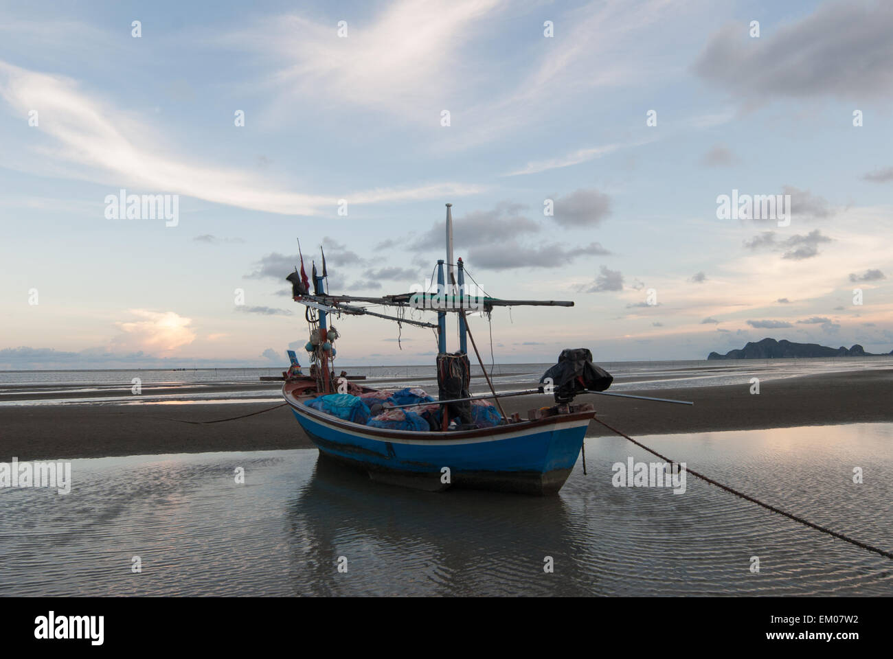 Barco de pescadores en la playa Foto de stock