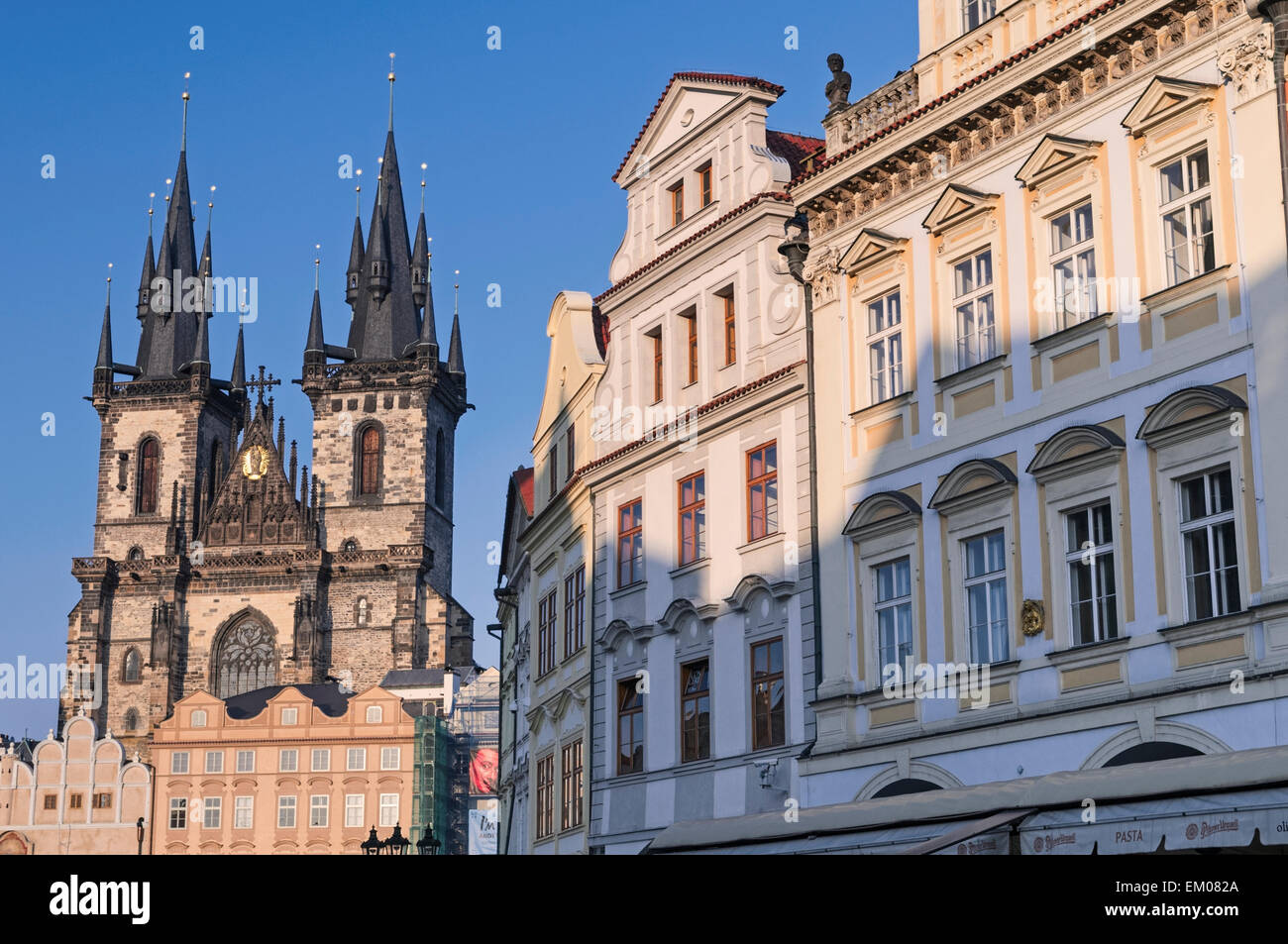 Coloridas casas y la iglesia de Nuestra Señora antes de Tyn Plaza de la Ciudad Vieja de Praga República Checa Foto de stock