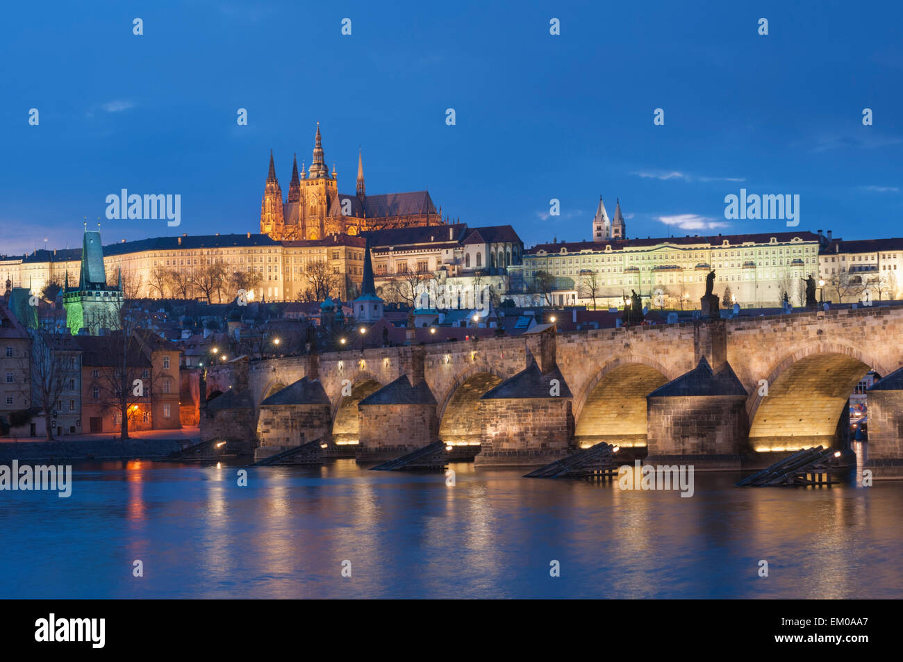 La Catedral de San Vito y el Puente Charles, río Vltava Praga, República Checa Foto de stock