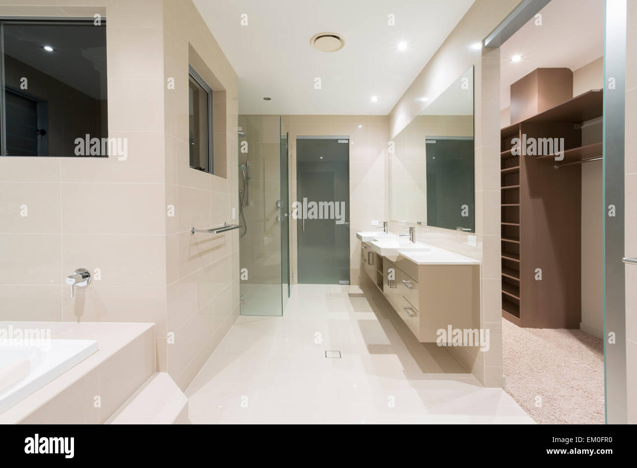 Espacioso cuarto de baño contemporáneo con spa y con vestidor Foto ... Espacioso cuarto de baño contemporáneo con spa y con vestidor Foto ...