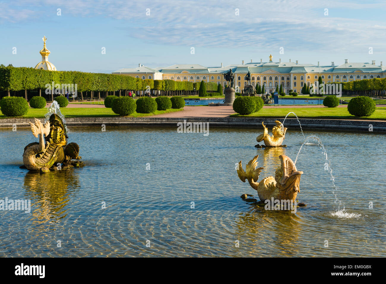 La Mezheumny o Midway fountain (1737-1739) en la parte superior de los jardines del Palacio Peterhof, San Petersburgo, Rusia. Foto de stock