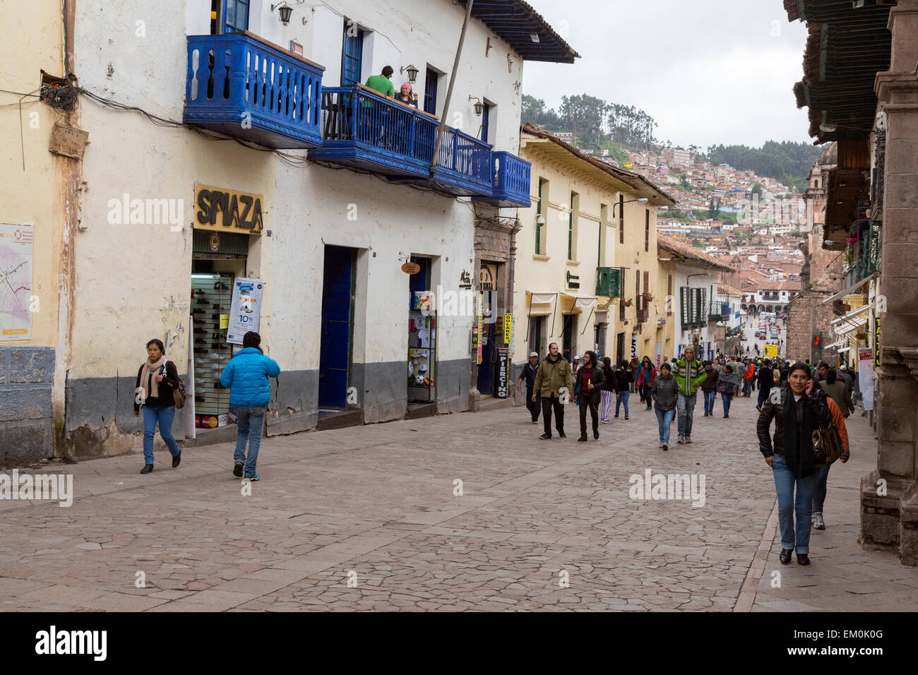 Peru, Cusco. Calle Mantas, mirando hacia la Plaza de Armas. Foto de stock