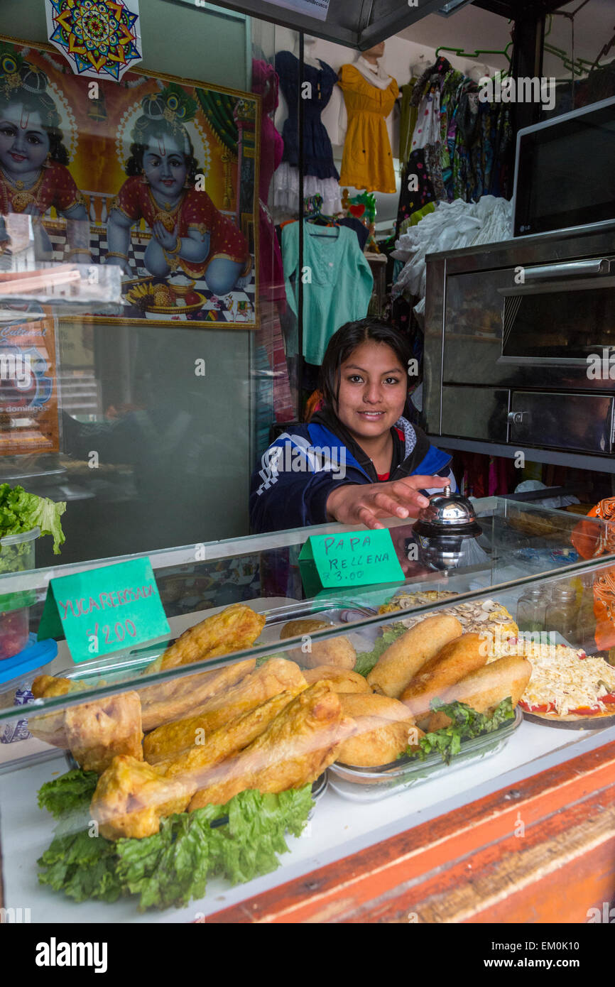 Peru, Cusco. Mujer joven venta de comida para llevar. Foto de stock