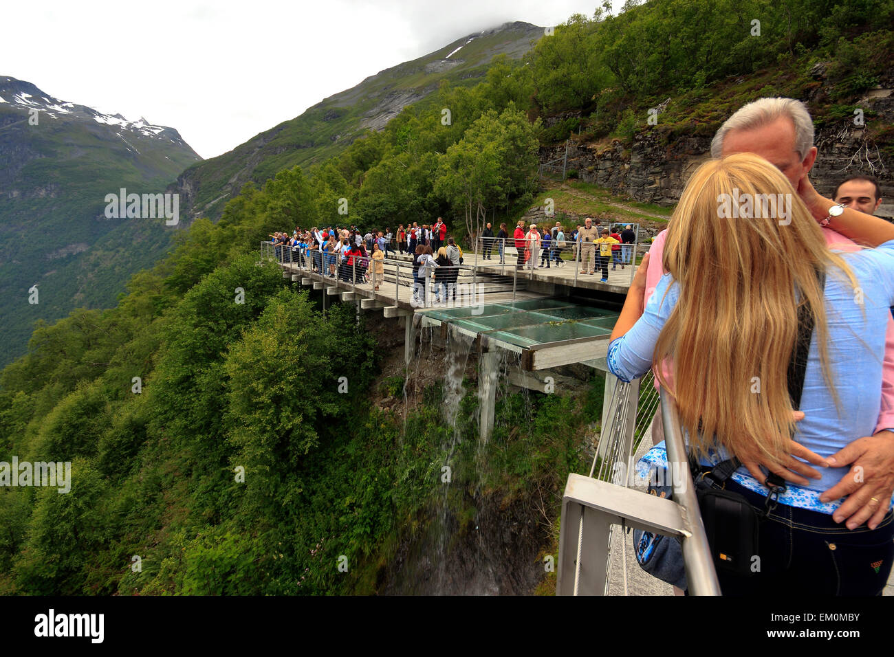 Pareja besándose en un punto panorámico, turistas en el Eagle's Road plataforma de visualización, Geiranger, Noruega, Escandinavia, Europa Foto de stock