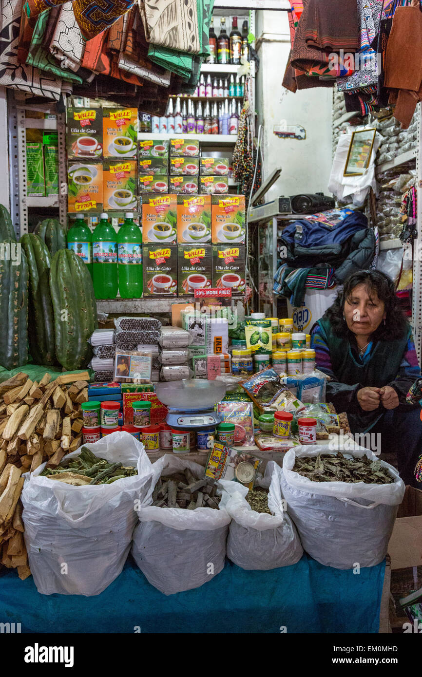 Peru, Cusco. Tienda de venta de madera para el incienso y hierbas medicinales. Foto de stock