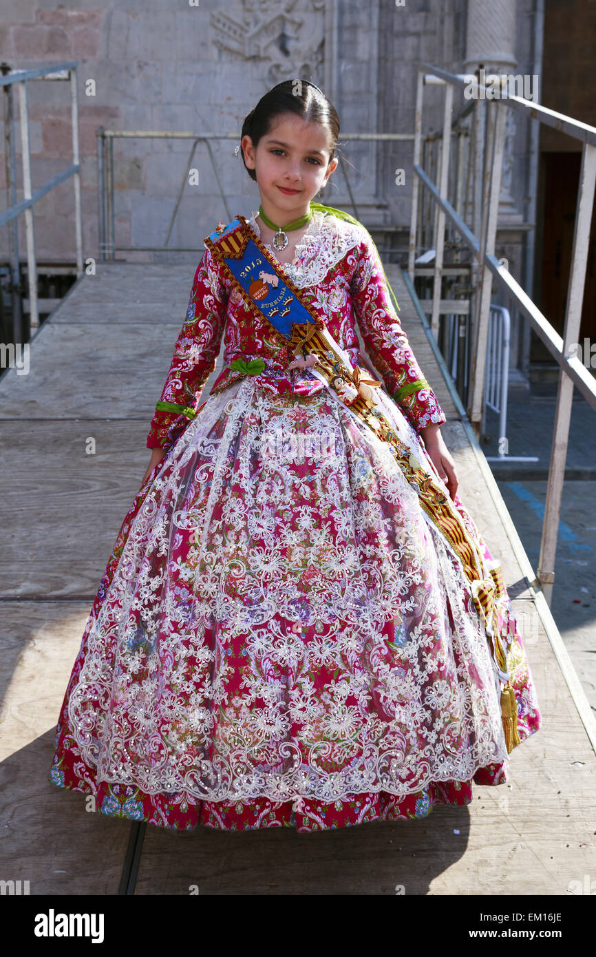 Muchacha con traje tradicional valenciana en fallas Burriana de stock - Alamy