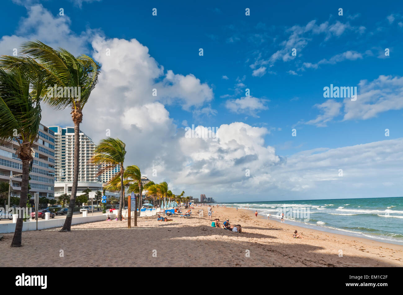 Vista de la playa Fort Lauderdale pública con las personas de vacaciones de otoño vacaciones, disfrutar del cálido clima soleado en la arena Foto de stock