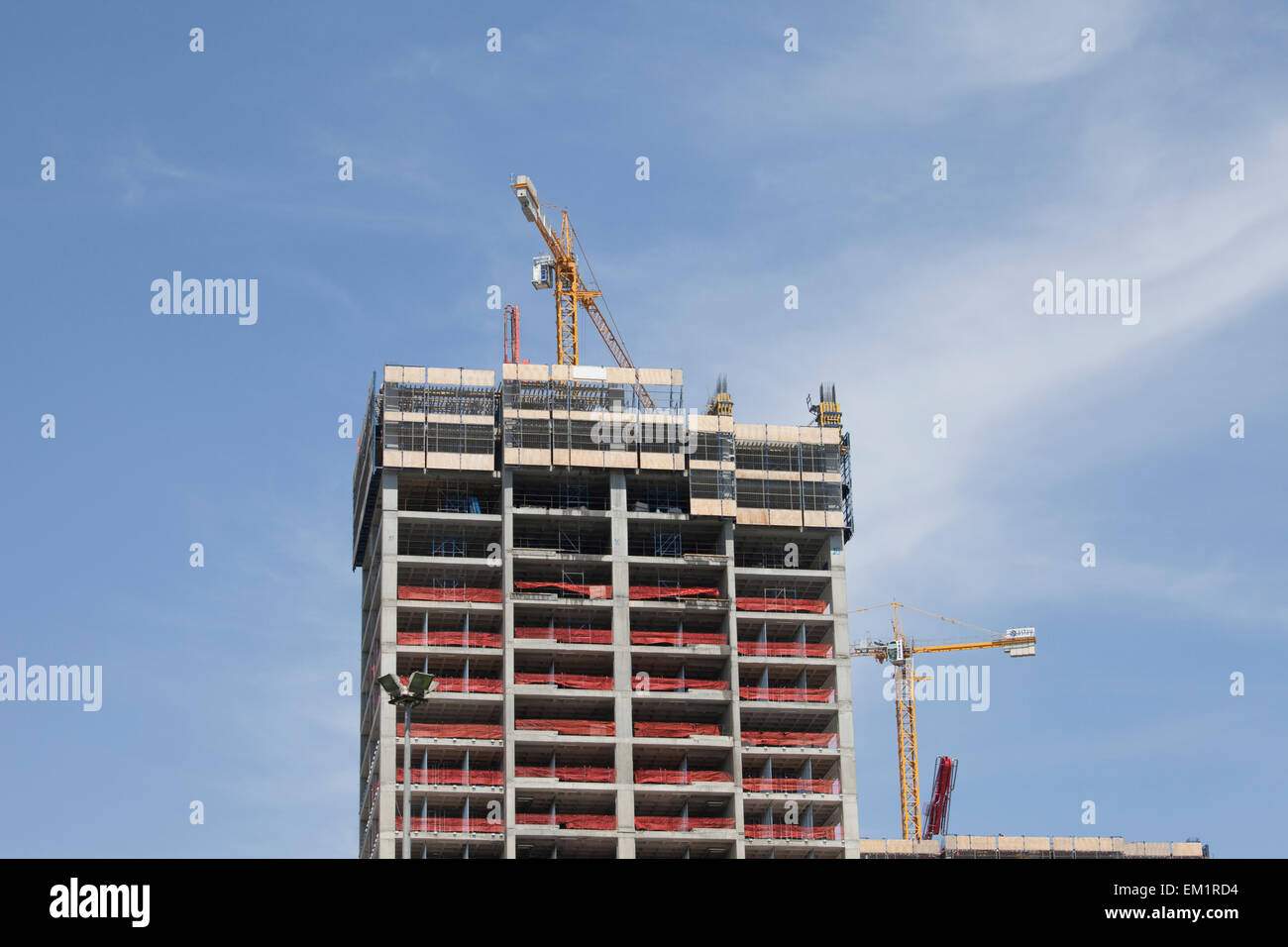 Edificio comercial en construcción; Estambul Turquia Foto de stock