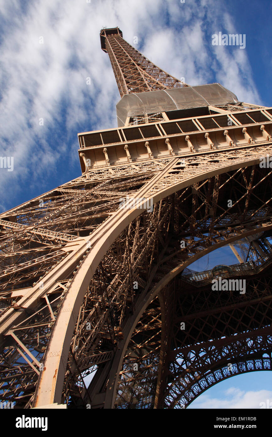 Vista desde debajo de la Torre Eiffel; París Francia Foto de stock