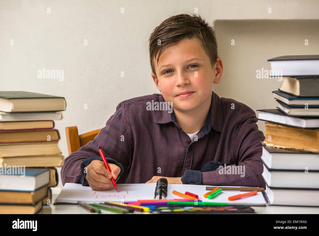 Estudiante de primaria haciendo los deberes. Foto de stock
